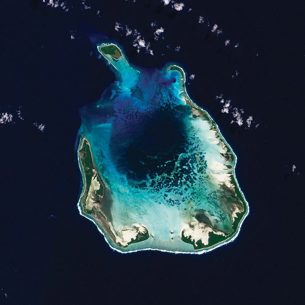 Кокосовые острова в индийском океане. Остров Кокос в индийском океане. Кокосовые острова из космоса. Индийский океан с космоса.