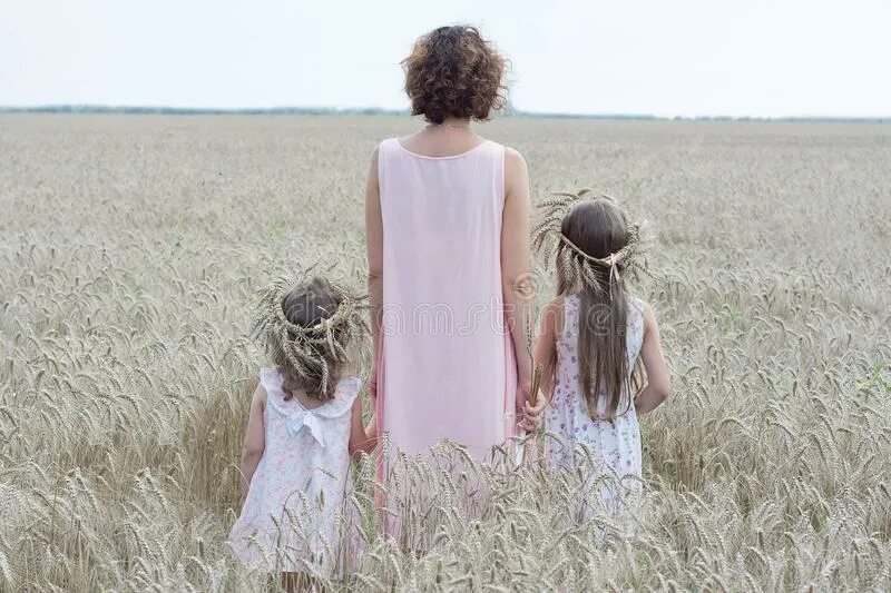 Stay daughter. Мама с дочкой в поле пшеницы. Мама с дочерью на поле с пшеницей. Мама дочка в пшенице. Фотосессия в пшеничном поле мама и дочка.