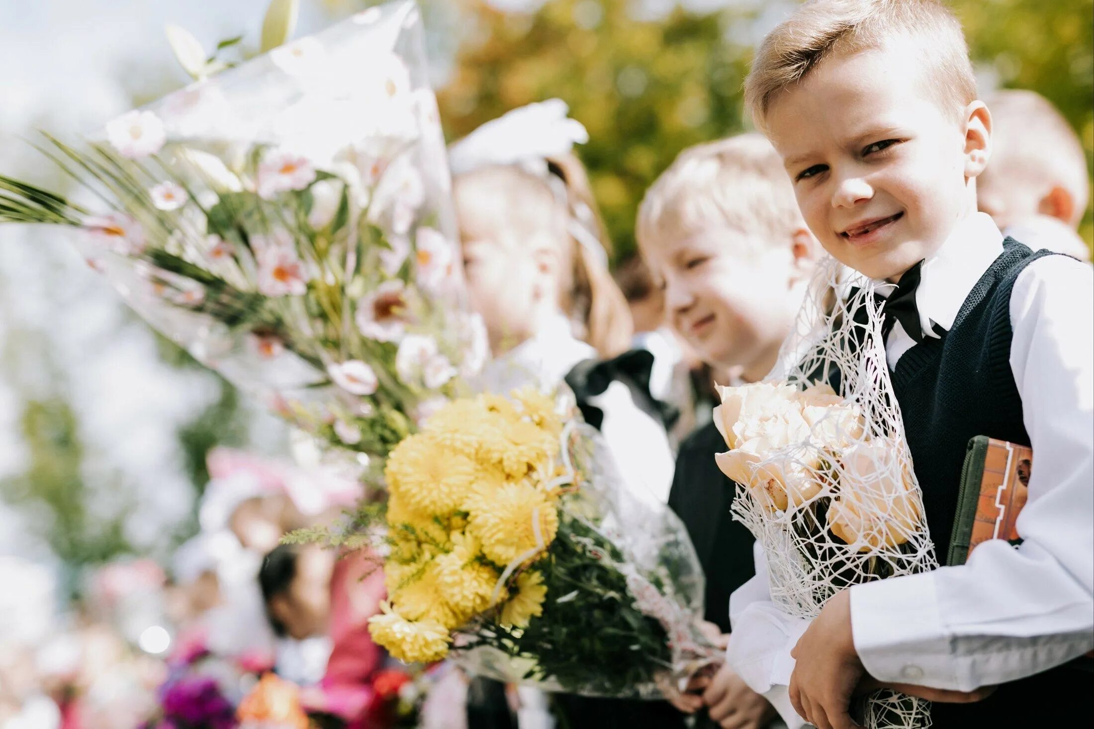 Начальная школа картинки для детей. Фотосессия первоклассника. Первоклассников сегодня мы на праздник позовем непременно. Первоклассников сегодня мы на праздник позовем непременно. Школьная тема.