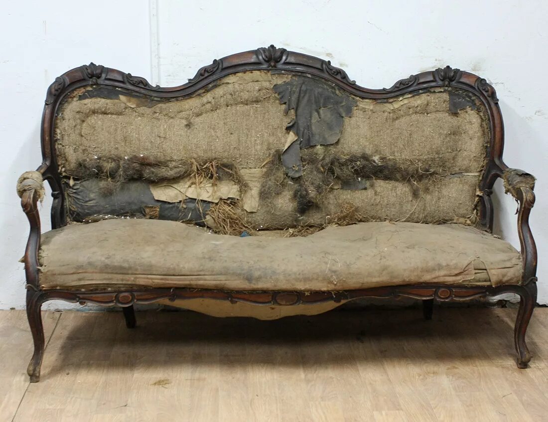 Старина диван. Диван под старину. Антикварный диван. Состаренный диван. Диван раскладной под старину.