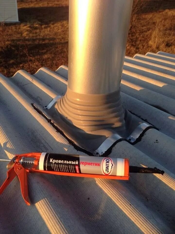 Асбестовая труба 100 владимирский тракт. Труба на фальцевой кровле. Гидроизоляция печной трубы. Кровельный проход для дымохода. Примыкание печной трубы к кровле.