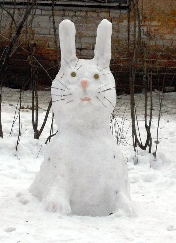 Фигуры из снега зайчик. Фигурка зайца из снега. Фигурки из снега для детского сада. Кролик из снега. Заяц из снега.