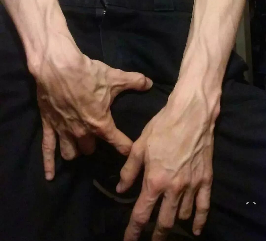 Сильные мужские руки.