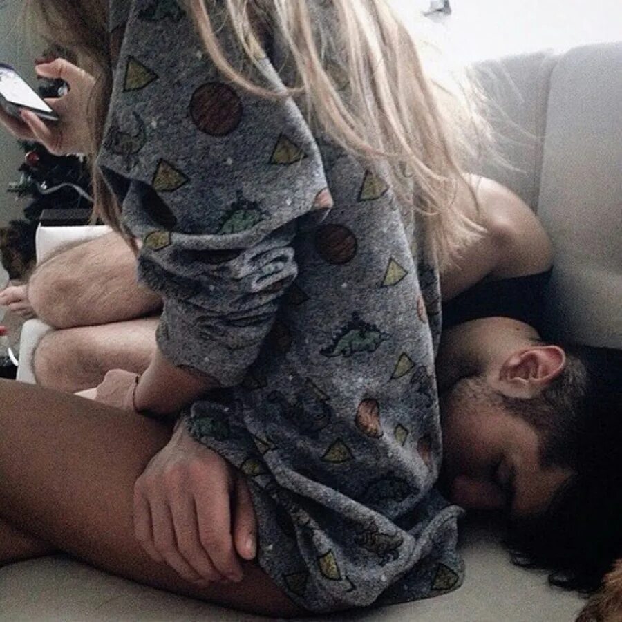 Парень и девушка подростки. Большая грудь в машине гиф. Поцелуй без лица. Парень трогал там. Хочу тебя трогать.