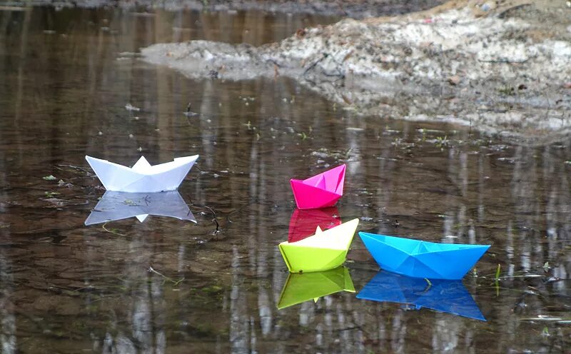 Весенний кораблик из бумаги. Бумажный кораблик. Бумажный кораблик в ручейке. Бумажный кораблик в ручье.