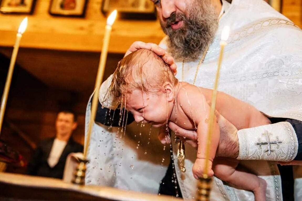 Крестный перед крестинами. Крещение в церкви. Таинство крещения ребенка. В церкви крестят ребенка. Крещение фотосъемка.