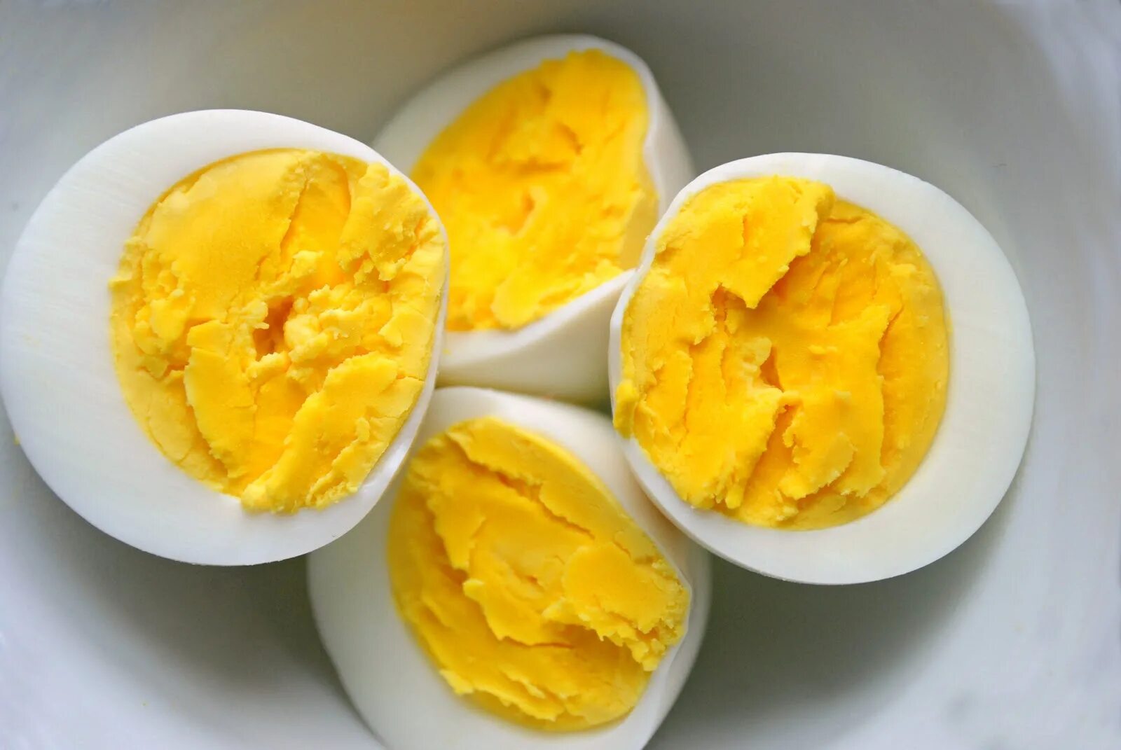 Вареные яйца. Желток вареный. Яйцо отварное. Яйцо желток отварное.