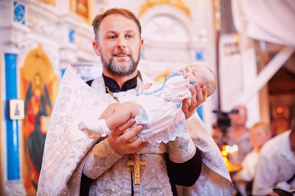 Крещение таинство церкви. Крещение ребенка. крещение мальчика. с крещением малыша. крещение детей в церкви.