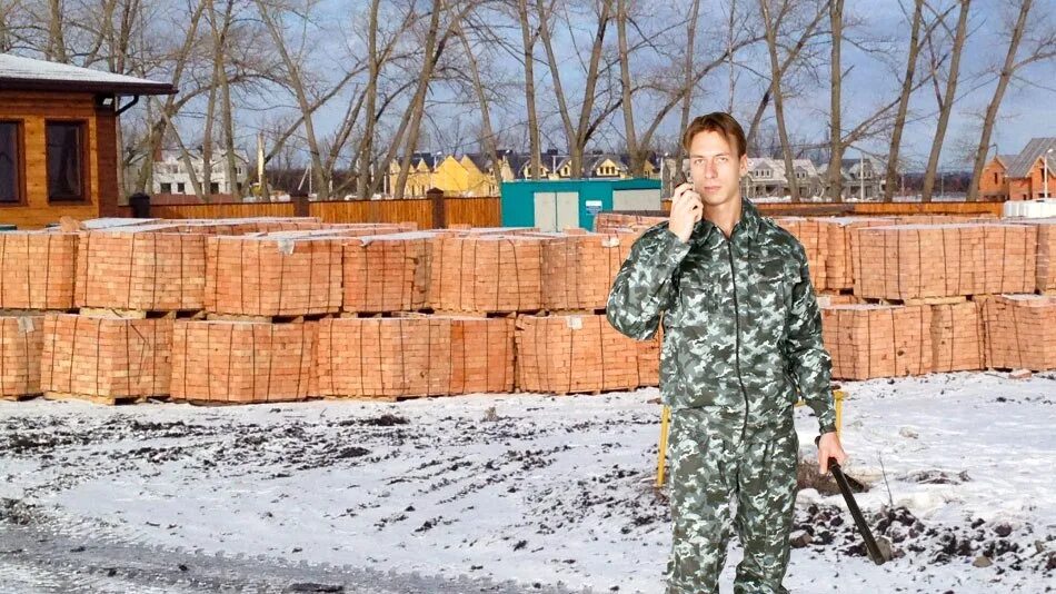 Сторож в рыбинске. Сторож на стройке. Охрана стройки. Охранник на стройке. Чоп охрана строек.