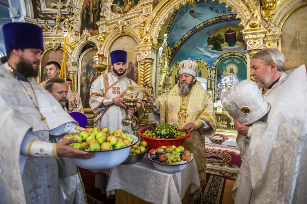Служба преображения господня. 19 августа праздник преображения господня. Храм троицы на шаболовке рождество христово. Священник освящает плоды. Литургия на яблочный спас.