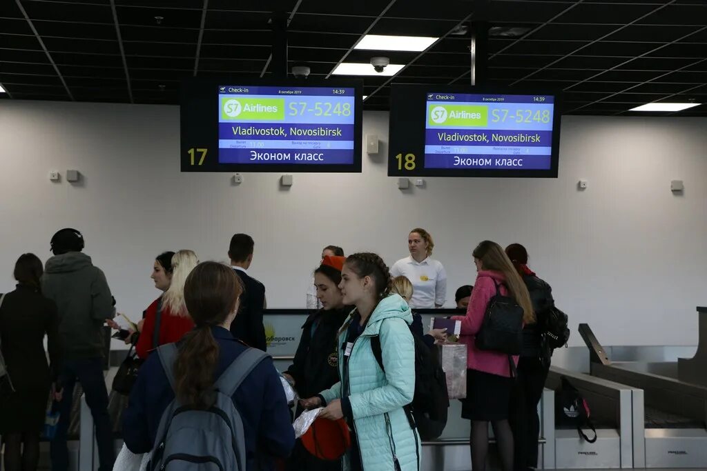 Эмблемы аэропорта хабаровск. Аэропорт хабаровск внутри. Старый международный аэропорт хабаровск. Регистрация в аэропорту хабаровска. Первый лого аэропорт хабаровска.