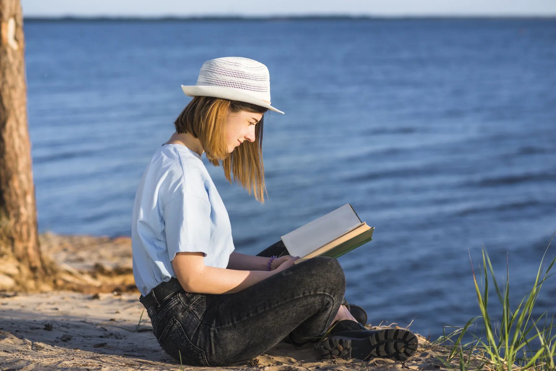 Tourism reading. Человек читает книгу. Чтение на море. Писатель у моря. Чтение книг фото.