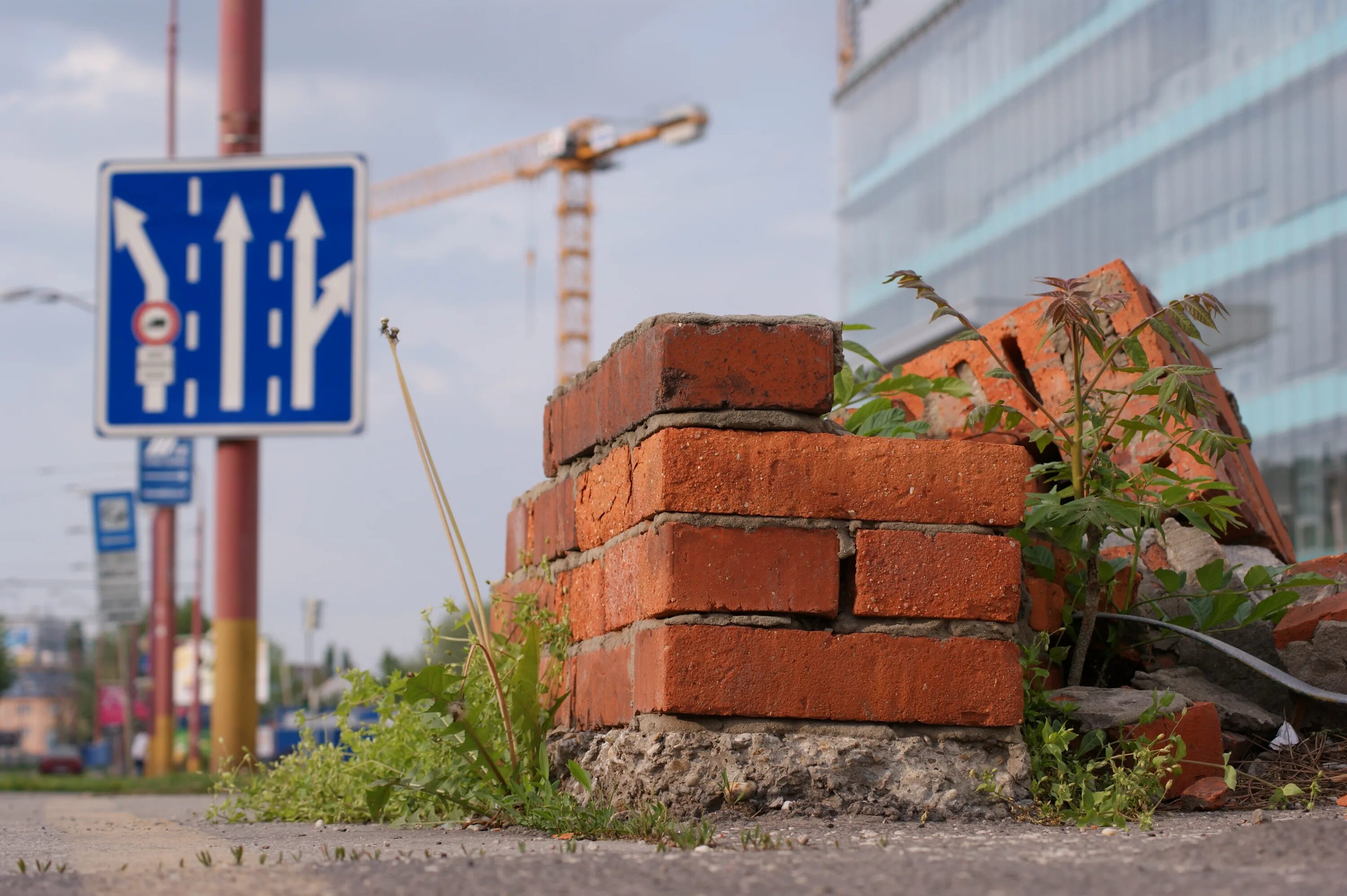 Город распада. Кирпичное здание у дороги. Скорость строительства. Brick Construction sign. Синяя стена.