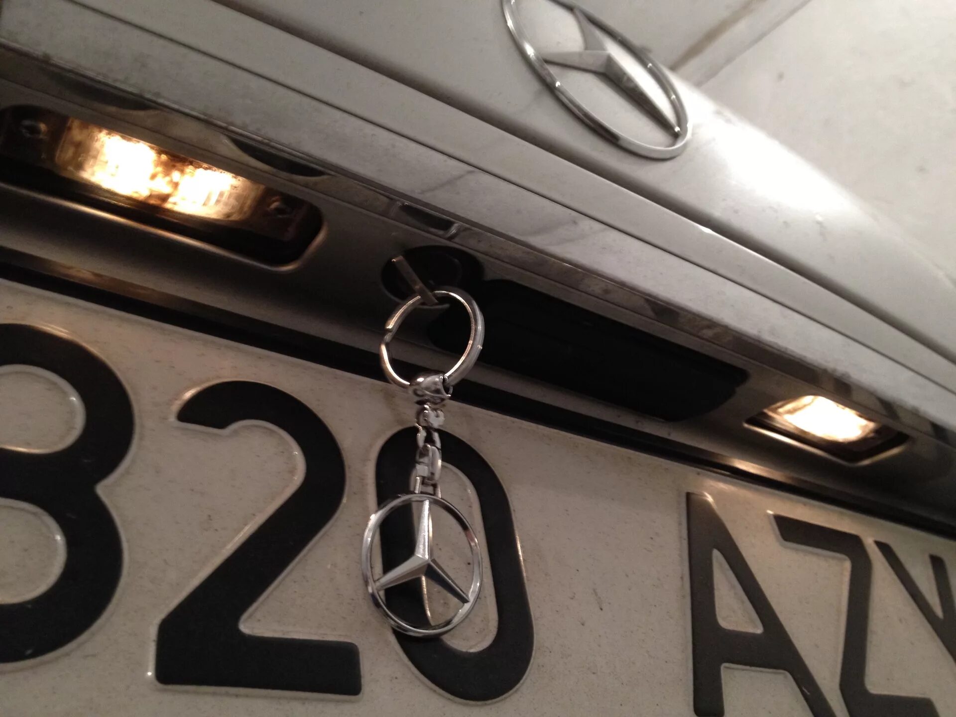 Мерседес подсветка номера а140. Ключ двери Мерседес w140. Рамка номерного знака с подсветкой Мерседес. Mercedes w213 аварийное открывание багажника.