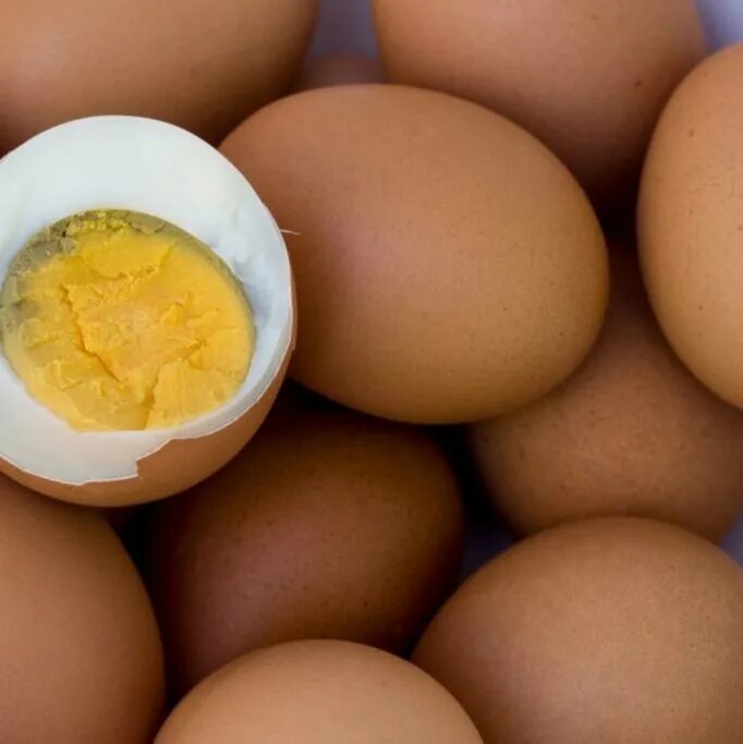 Много куриных яиц. Цинк в яйцах. Замороженное куриное яйцо. Вареное яйцо каждый день.