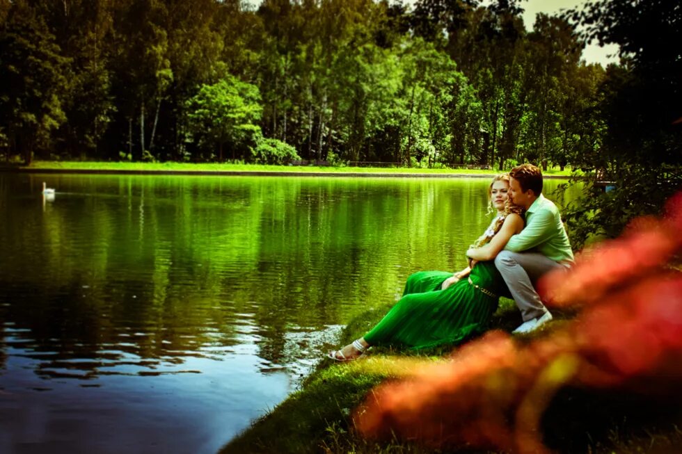 А вдоль реки парнишка с девушкой идет. Парень с девушкой на озере. Парень с девушкой на озере. Афганистан песня под гитару аккорды. Дети на берегу реки.
