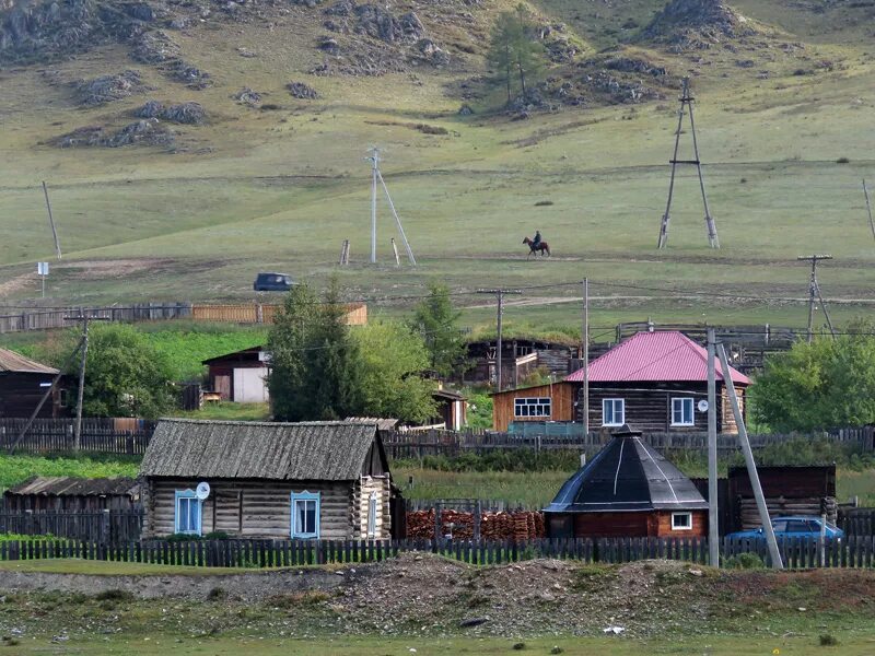 Усть кан горно алтайск. Усть-Кан Республика Алтай. Алтайская глубинка. Гора в центре поселка Усть Кан. Дома Усть-Кан.