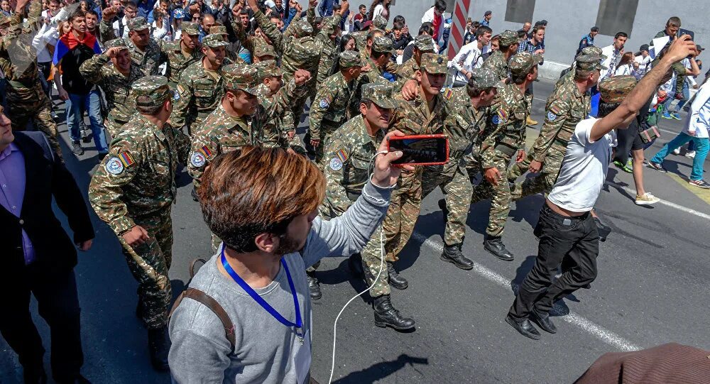 Митинг армия. Протесты военнослужащих. Армия митинг. Освобождение Армении. Фото прикол митинги в Армении.