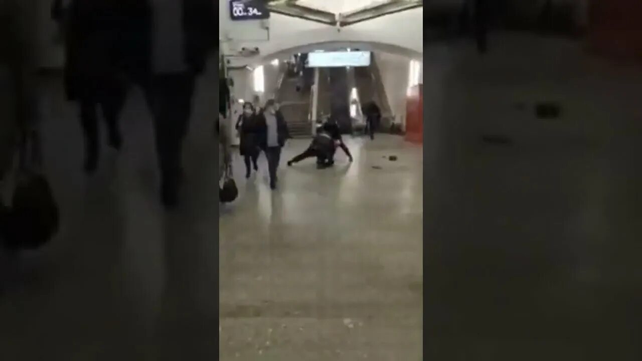 Почему таджики напали. Таджик напал на полицейского в метро. Метро Москвы таджики избил полиция. Таджик ударил полицейский в метро. Нападение на полицейского.