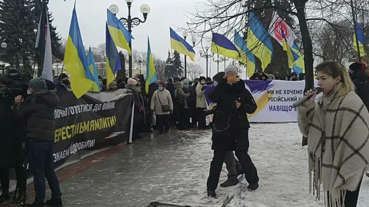 Митинг украинцев. Демонстрация в Киеве. Митинг украинцев против России. Украинцы митинг в России. Митинг в Киеве против войны.