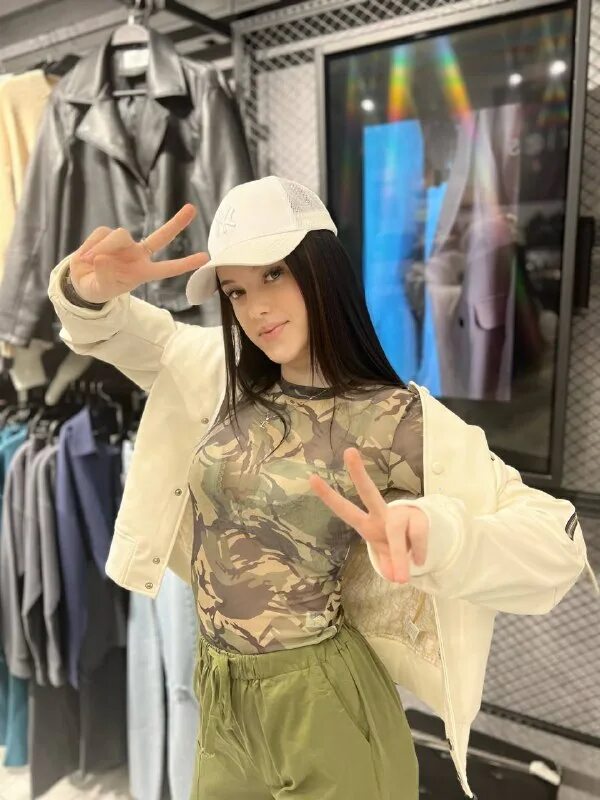 Заварной зефир с малиной. Младенец в пижаме. Зефир ручной работы в крафтовой коробке. Зефир стори одежда. Ягодный зефир фото.