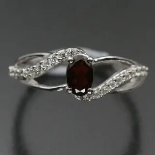 Серебряное кольцо с камнем