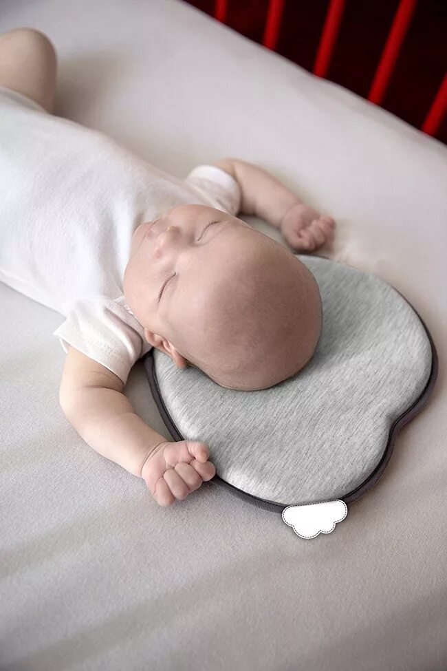 Какие подушки в год ребенку. Подушка для новорожденных. Ортопедическая подушка для младенцев. Голова на подушке. Подушечка для младенца для головы.