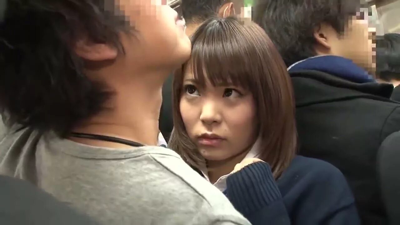Лапали ли. Японские девушки в общественном транспорте. Японцы пристают в метро. Домогательства в Японии. Чикан Япония.
