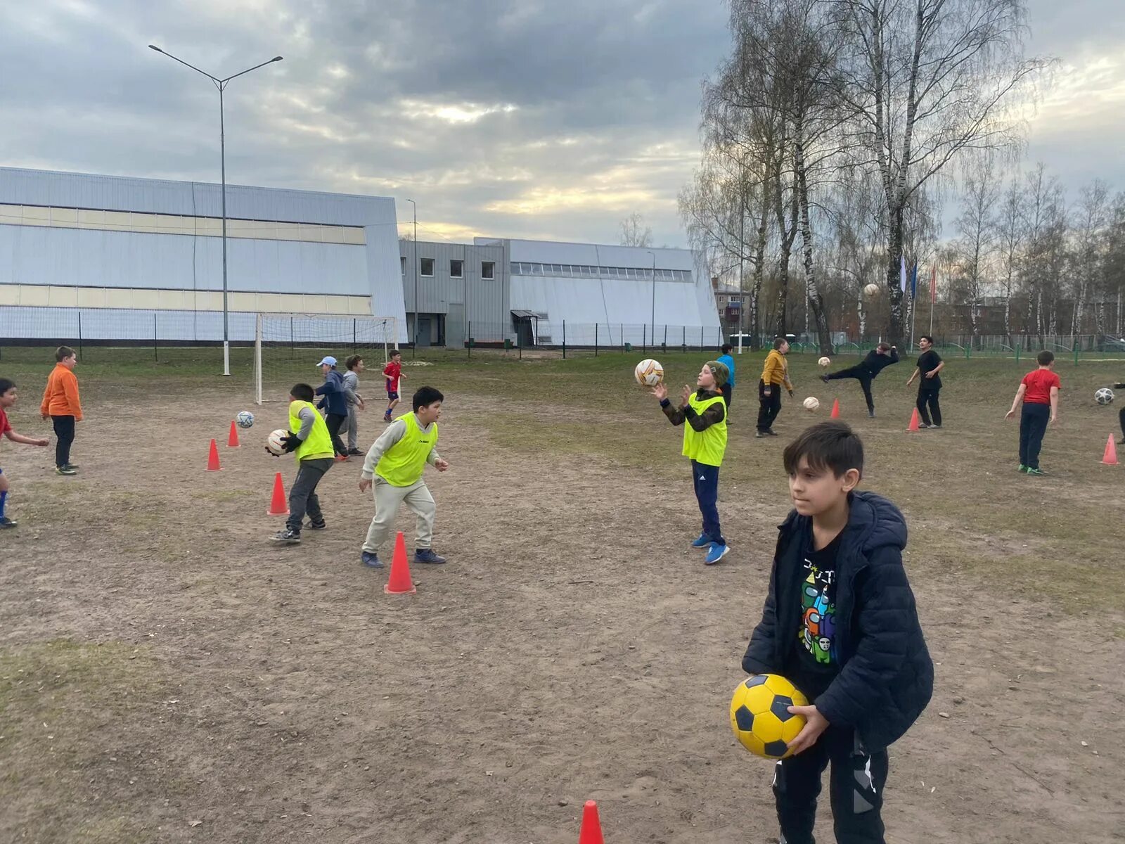 Тренировочные секции. Спортивные секции для взрослых. Секция баскетбола для детей мончегорск. Спортивные секции для мальчиков. Спортивные тренировки для детей.