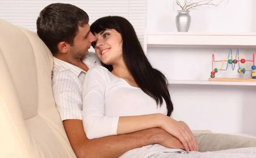 Муж дарит жене квартиру. Мужчина и женщина на диване. Обнимает на диване. Влюбленные сидят на диване. Обнимаются на диване.