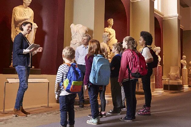 Во многих школах есть музей рассказывающий. Экскурсовод в музее. Дети на экскурсии. Экскурсовод с группой.