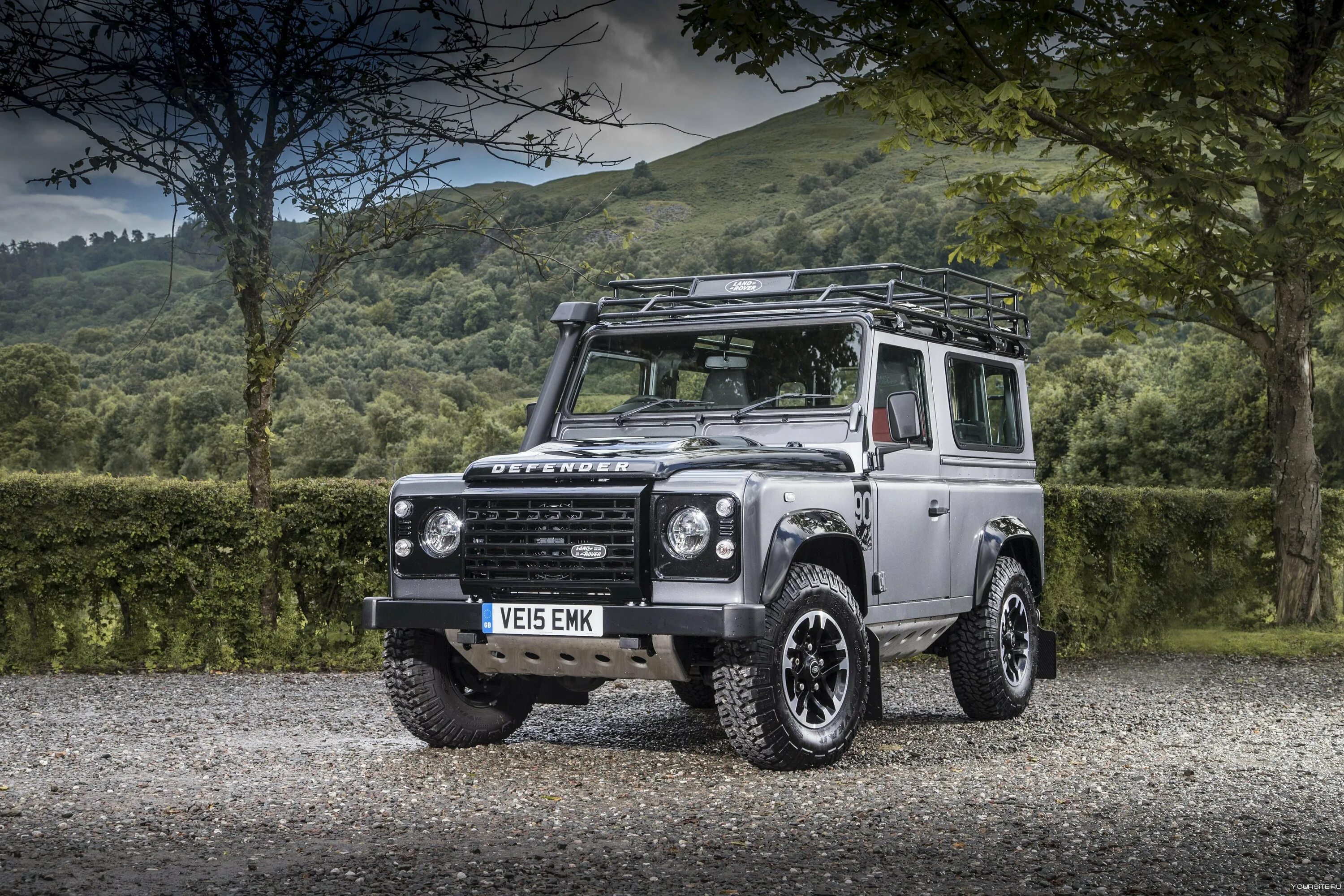 Lr defender. Ленд Ровер Дефендер. Ленд Ровер Дефендер 4. Дефендер машина 90. Ленд Ровер Дискавери Дефендер.