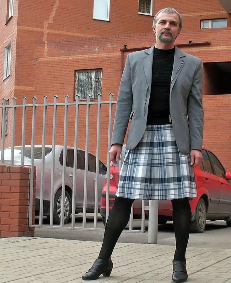 Мужская юбка в пол. Man in skirt. Мужчина в юбке. Man in skirt. Голландские мужчины в юбках.