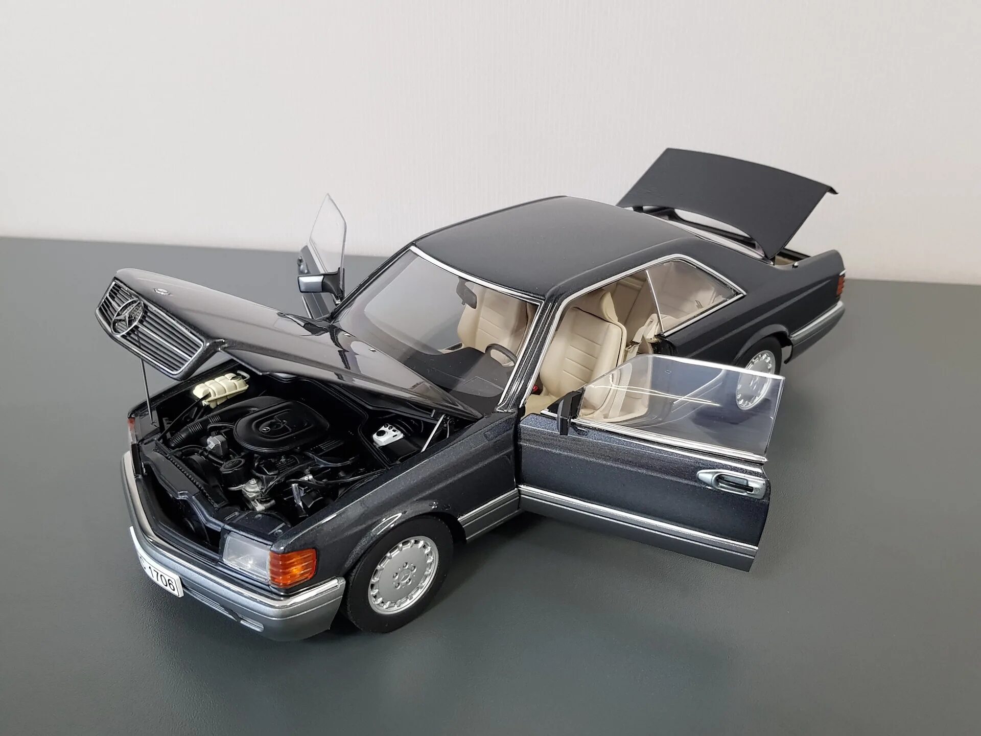 Мерседес модель масштабный. Mercedes w126 1/43. Мерседес 126 Автоарт 1:43. Sec Mercedes 560 AUTOART. Mercedes 500sec 1/18 AUTOART Black черный.