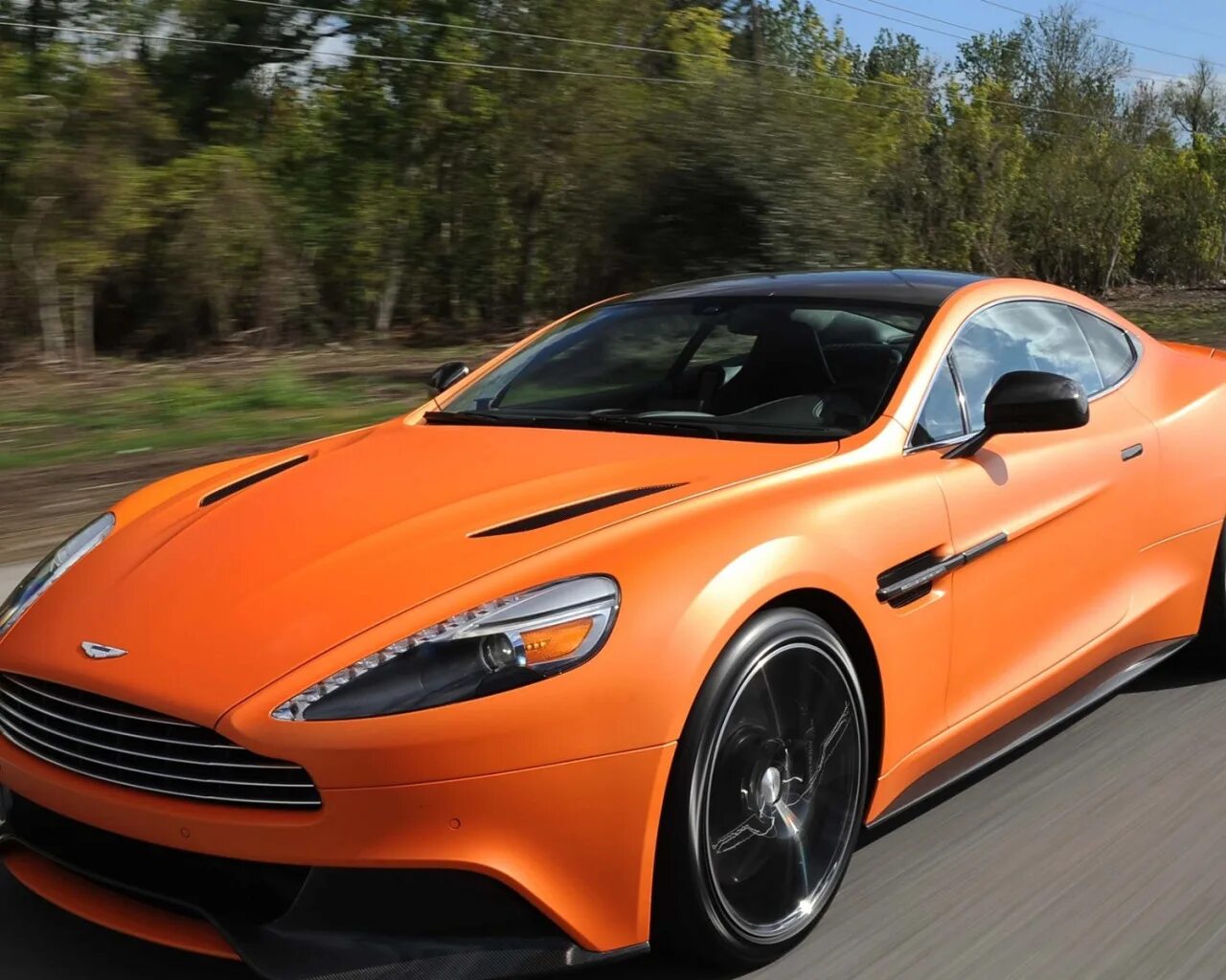 Включи оранжевый автомобиль. Aston Martin Vanquish. Aston Martin Vanquish Orange. Aston Martin оранжевый.