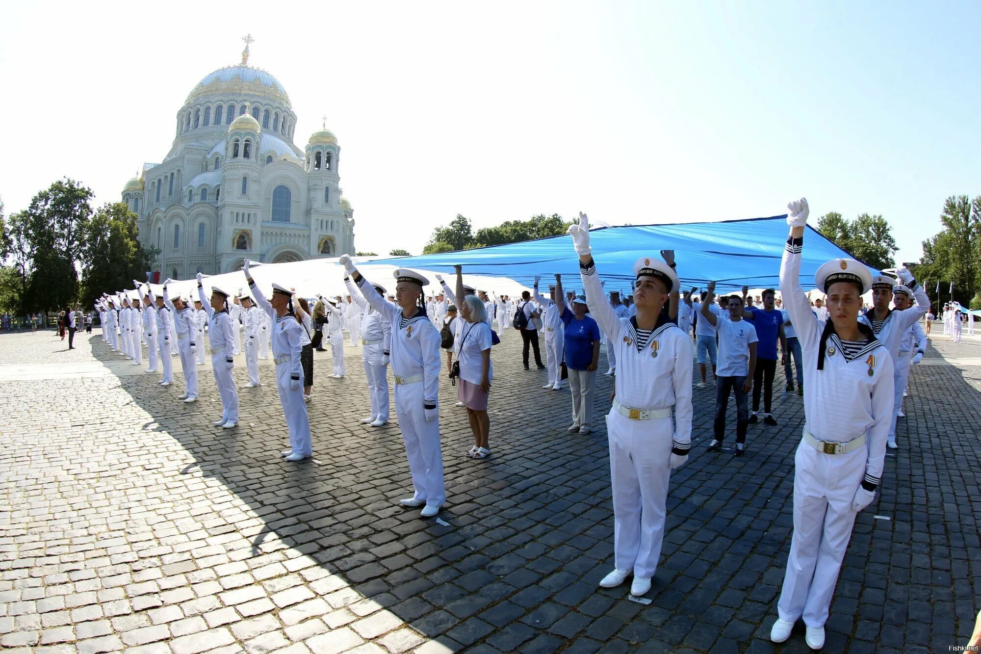 Кронштадт парад. Вмф кронштадт. день вмф в кронштадте 2019. самый большой флаг вмф в кронштадте. якорная площадь кронштадт вмф.
