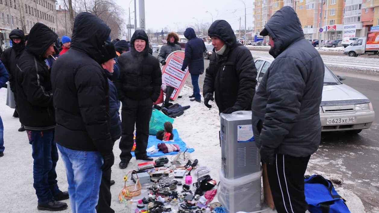 Уралмашевский рынок в 90е. Уралмашевский блошиный рынок. Блошиный рынок в Екатеринбурге на Уралмаше. Барахолка Екатеринбург рынок. Блошиный рынок в екатеринбурге