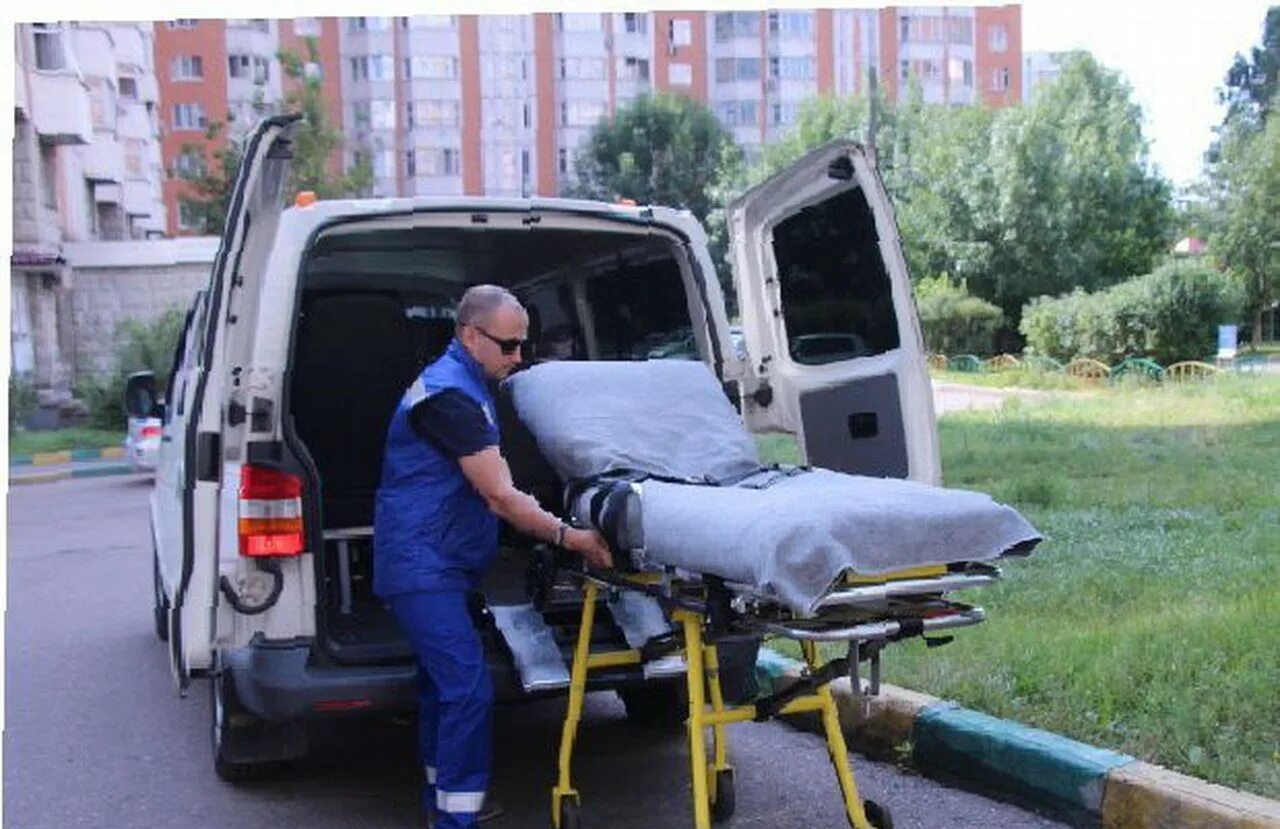 Перевозка больных московская. Носилки скорой помощи. Перевозка лежачих больных. Транспортировка лежачих. Машина для транспортировки лежачих больных.