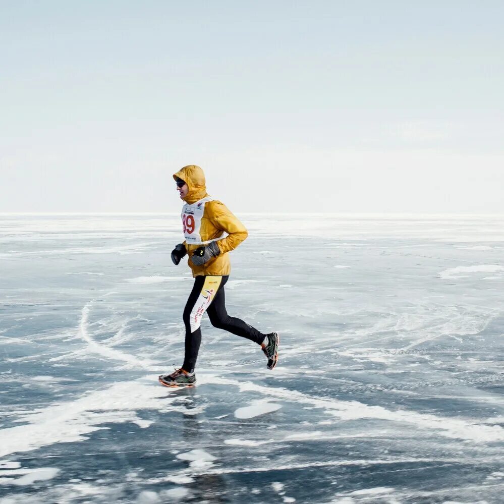 Вечером в холоде speed up. Байкал марафон. Фото забег айс РАН. Man Run on Ice. Marathon on natural Ice.