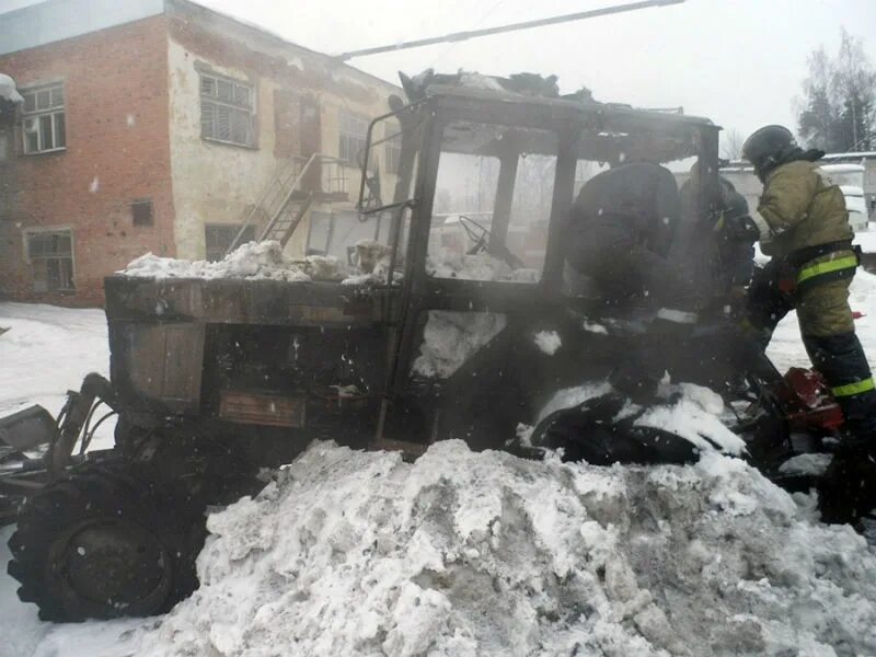 Сгорел трактор. Пожар в Семенково. Сгорел трактор у дома. Сгоревший трактор зимой. Сгоревший трактор