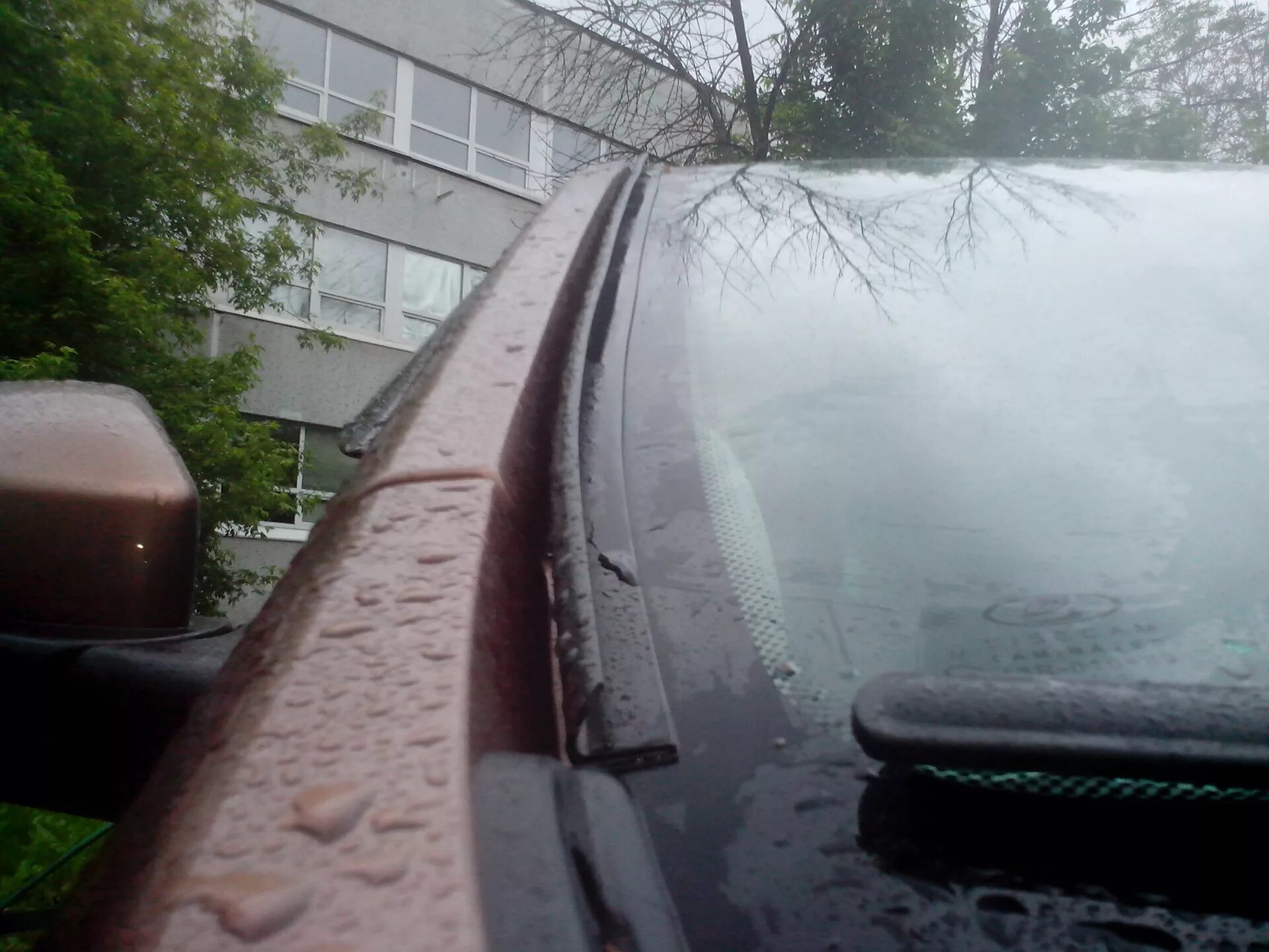 Водосток на лобовое стекло ваз 2110. Водосток на авто. Водосток на авто. Уплотнитель капота и жабо peugeot 3007. Дефлектор водосток лобового стекла.