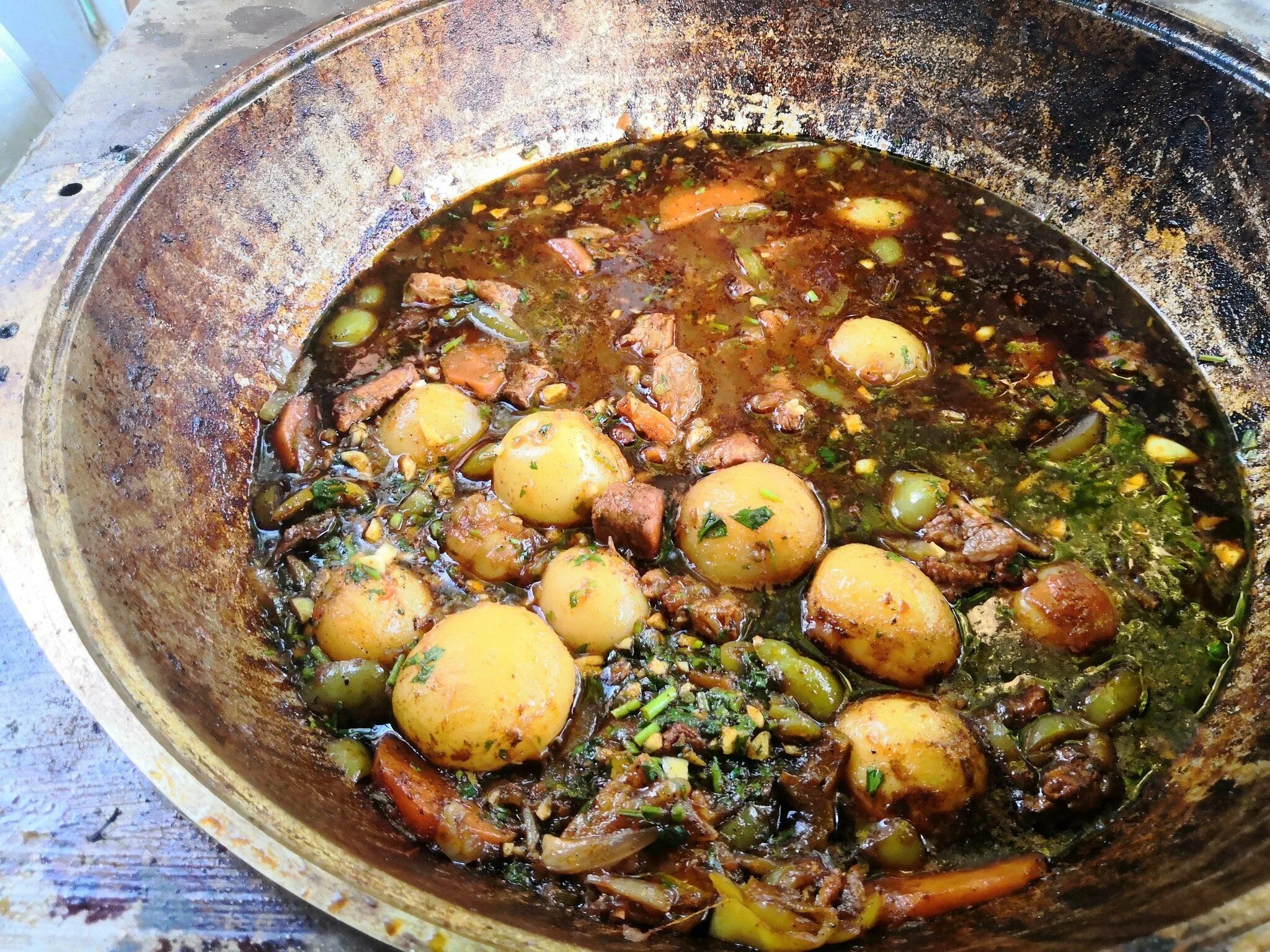 Что приготовить в казане на костре. Рагу в казане. Приготовление блюд в казане на костре. Блюда в казане на костре. Жаркое в казане на костре.