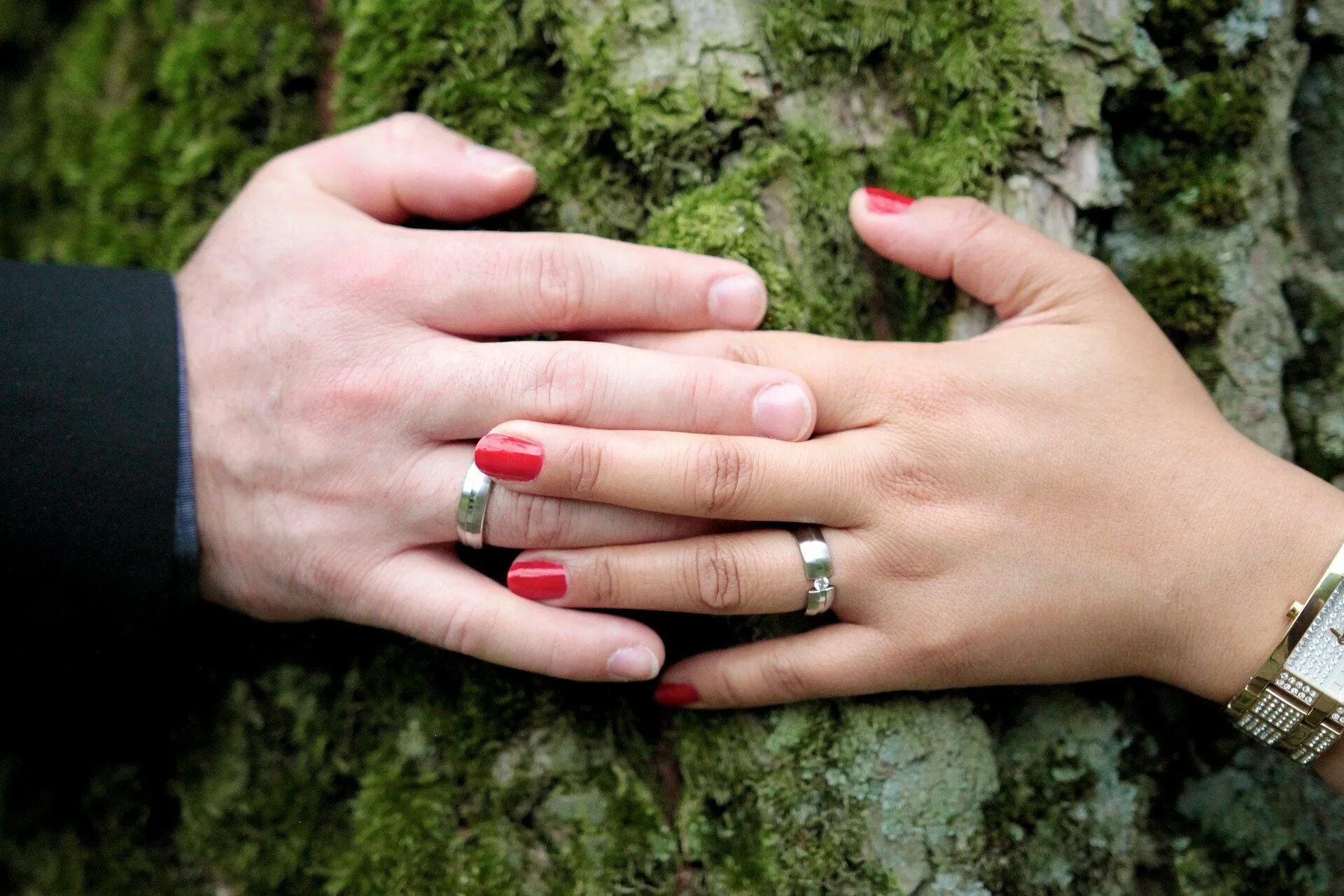 Кольцо брак на какой руке. Обручальное кольцо. Кольцо обручальное женское на руке. Мужская и женская рука с обручальными кольцами. Обручальное кольцо на ладони.