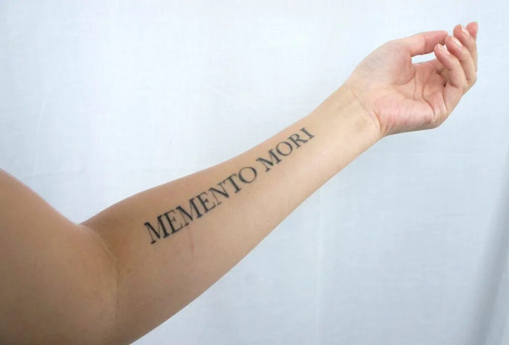 Мементо мори. Memento mori надпись. Мементо мори тату. Руки моменто мори. Тату моменто море мементо мори.