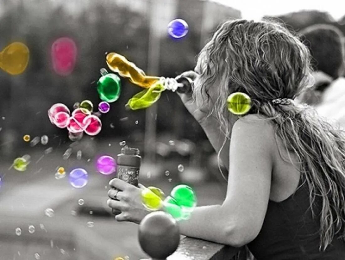 Девушка с мыльными пузырями. Позитивные картинки. Фотосессия с мыльными пузырями. Счастье картинки.