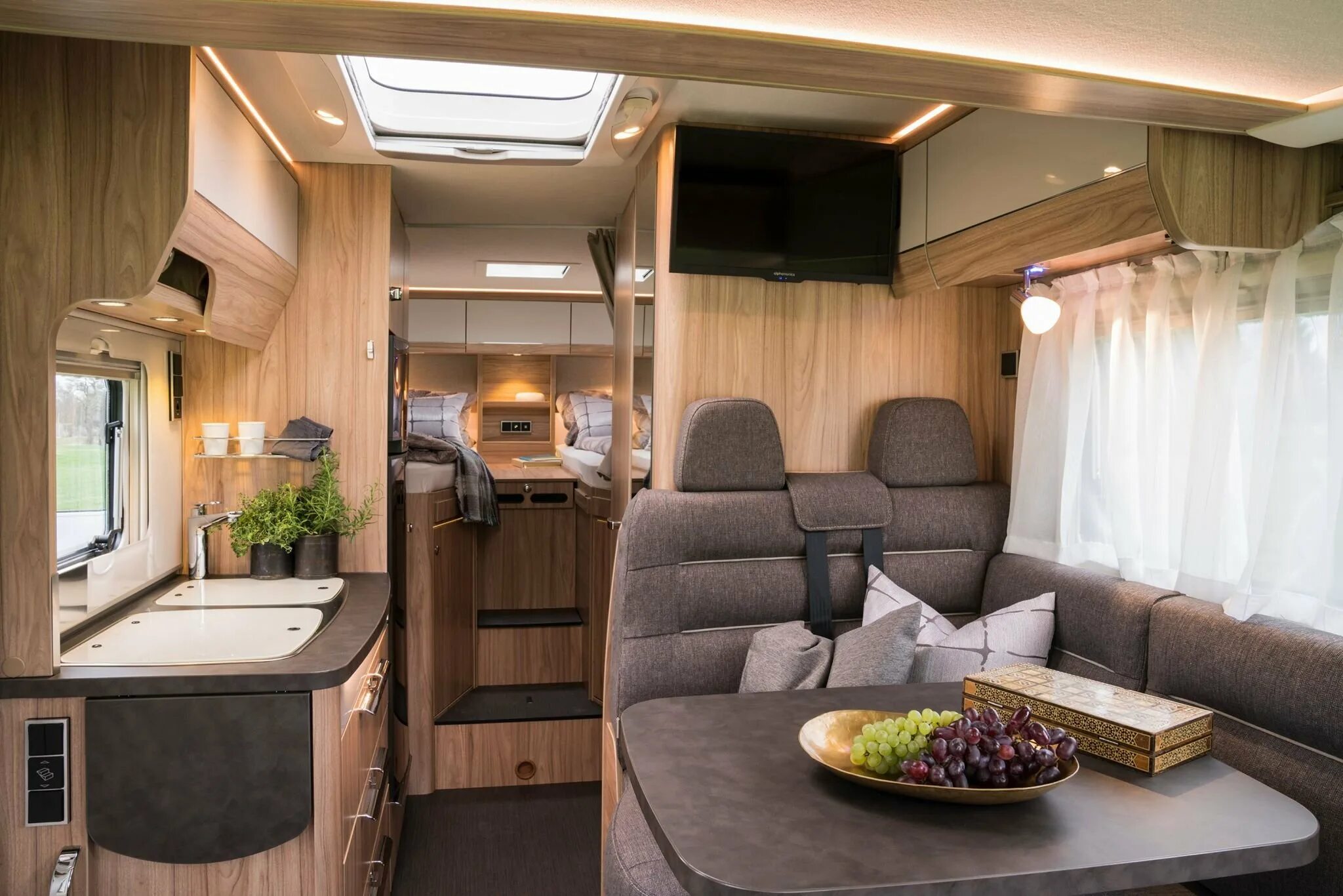 Дом на колесах казань. Автодом airstream 2025. альковный автодом burstner a532aktive. hymer 2003 автодом. автодом hymer transit.