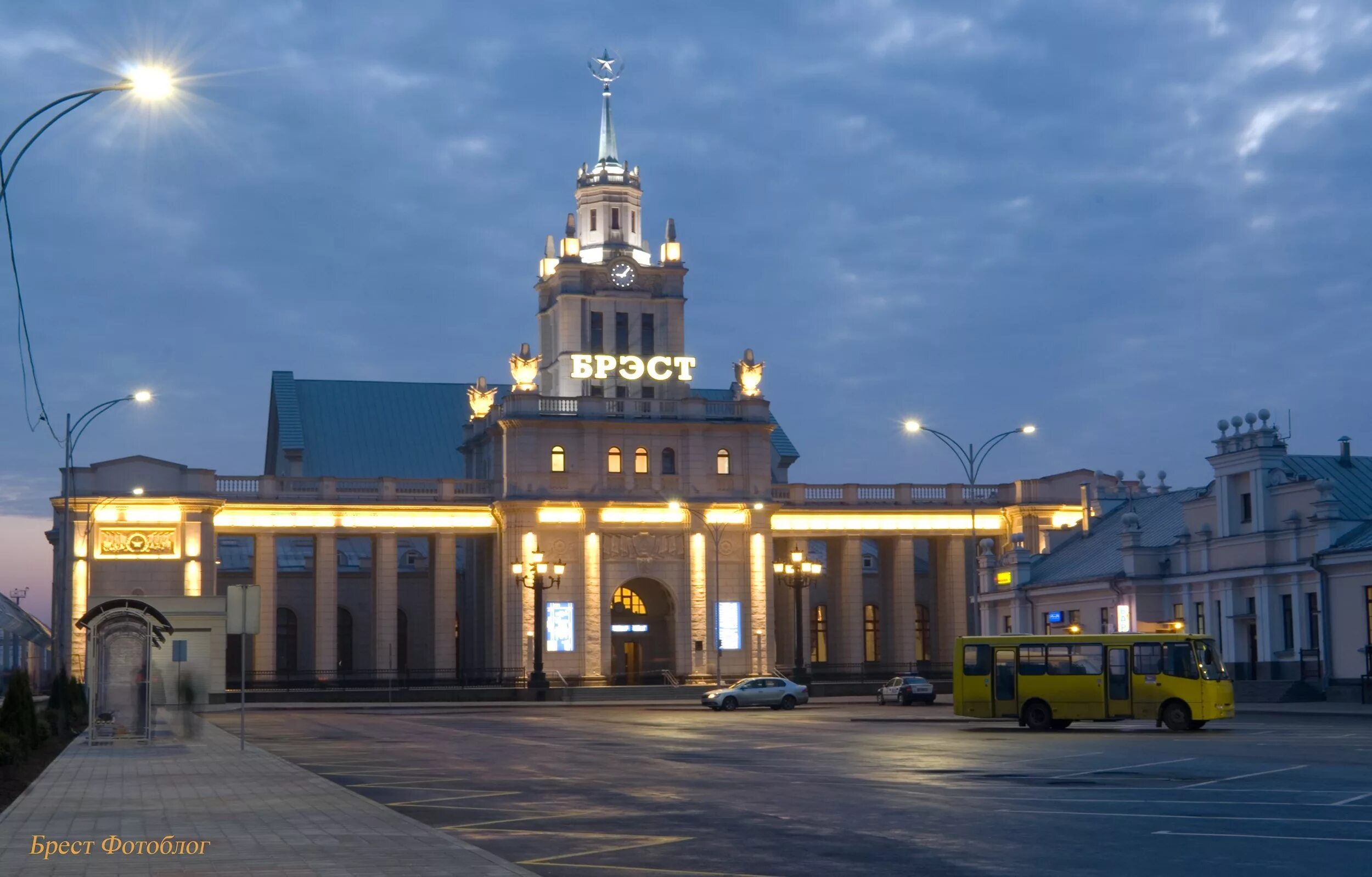 Брест найти. Вокзал города бреста. вокзал в белоруссии в бресте. брест жд вокзал. железнодорожный вокзал брест.