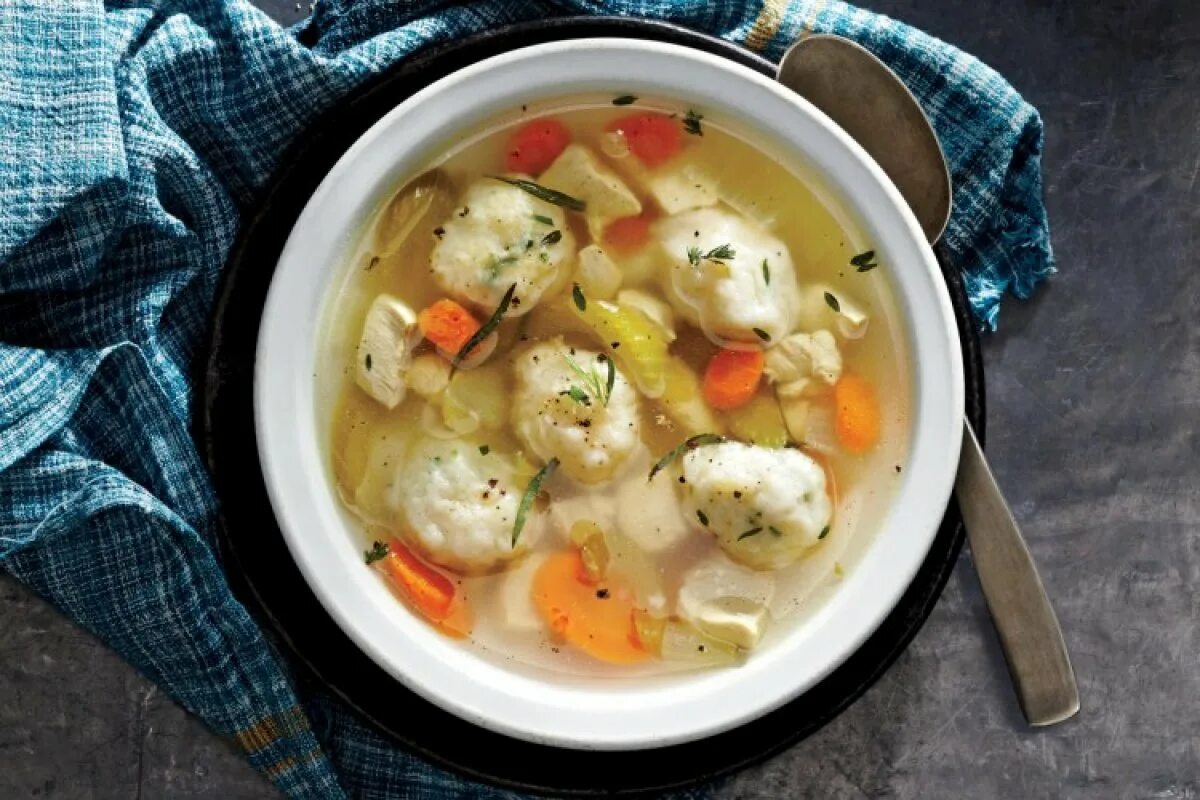 Суп с мясными клецками. Суп с галушками. куриный суп с галушками. куриный суп с чесночными галушками. суп с галушками клецками.