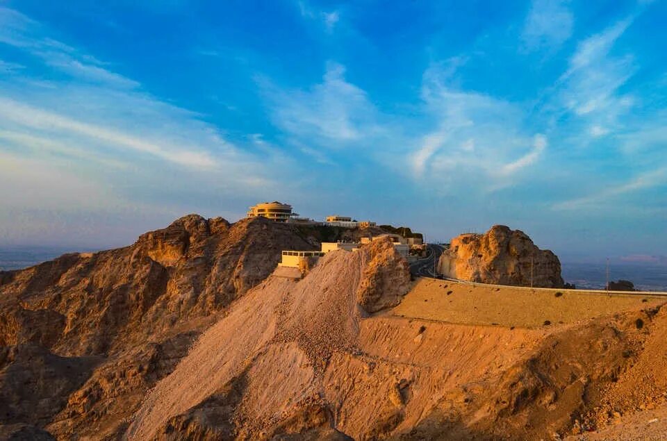 Горы в дубае. Гора Джебель Хафит. Гора Джебель Хафит (г. Аль-Айн). Джебель Хафит Оман. Гора Джабаль йибир.
