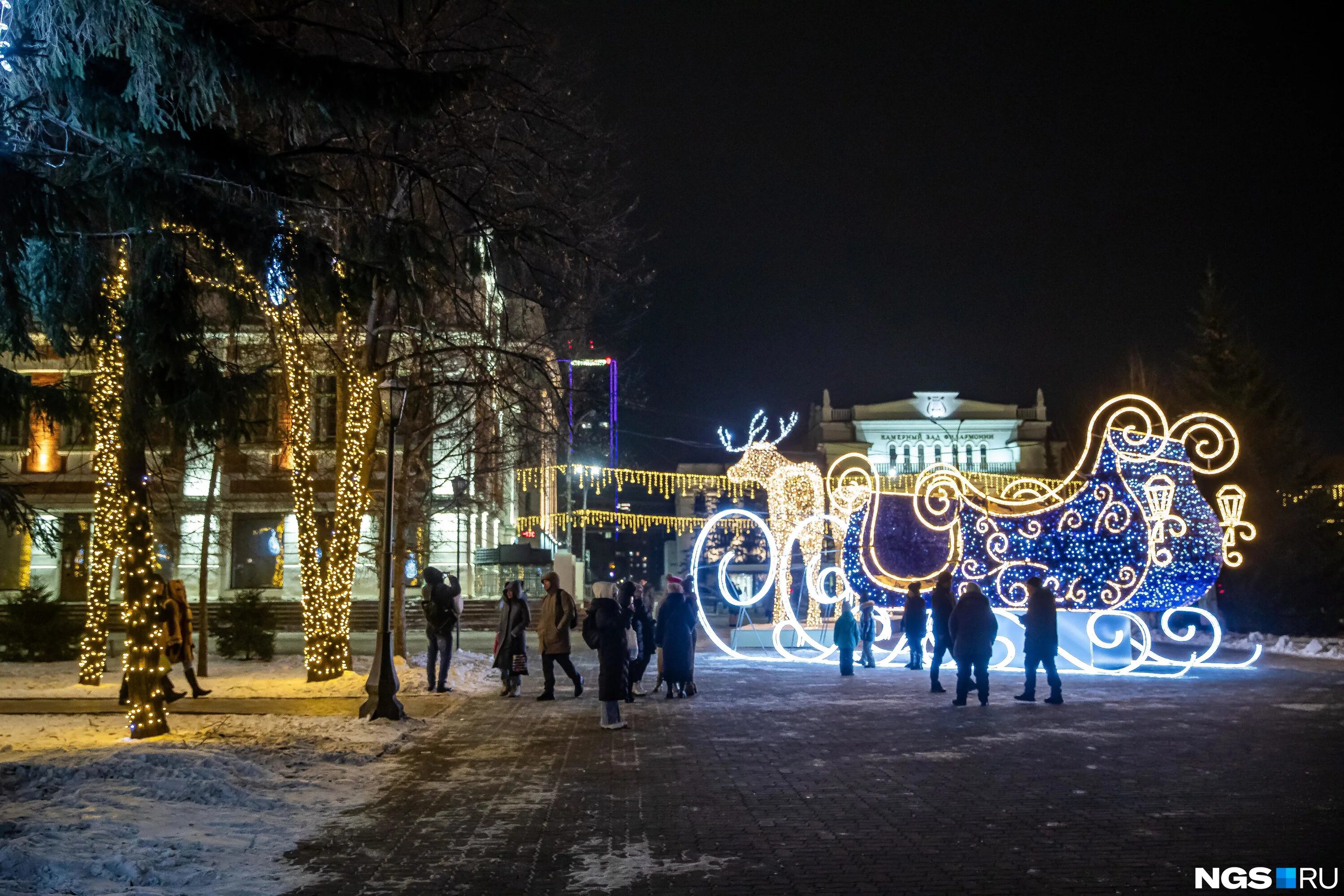 Новогоднее украшение города. Площадь ленина новосибирск 2024 украшение к новому. Новогодняя иллюминация. Площадь ленина новосибирск 2024 украшение к новому. Новогодние украшения новосибирск.